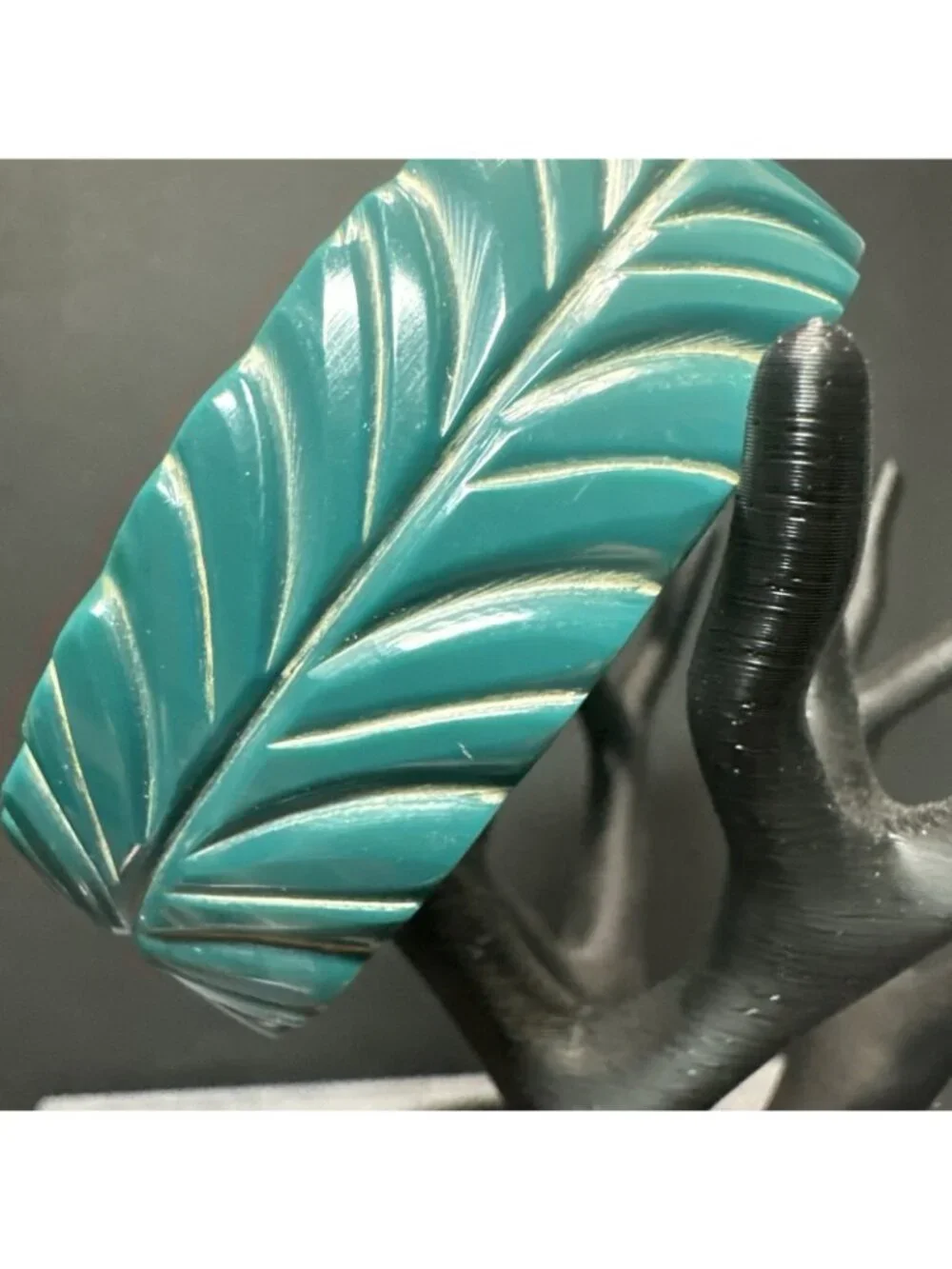 Vintage Acrylic MCM Dark Green Carved Leaf Tropical Tribal Bangle Bracelet
